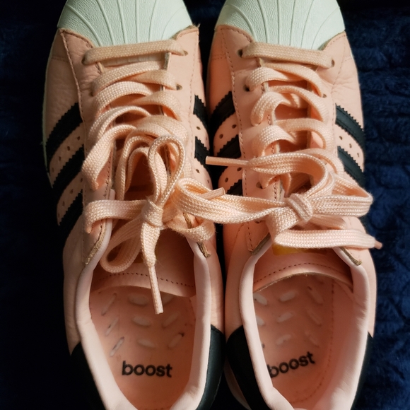 👟 Like New Peach W/Black Adidas Boost uni-sex sneakers 👟 - Picture 2 of 8